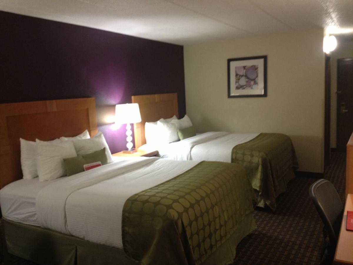 Ramada By Wyndham Marquette Hotel Room photo